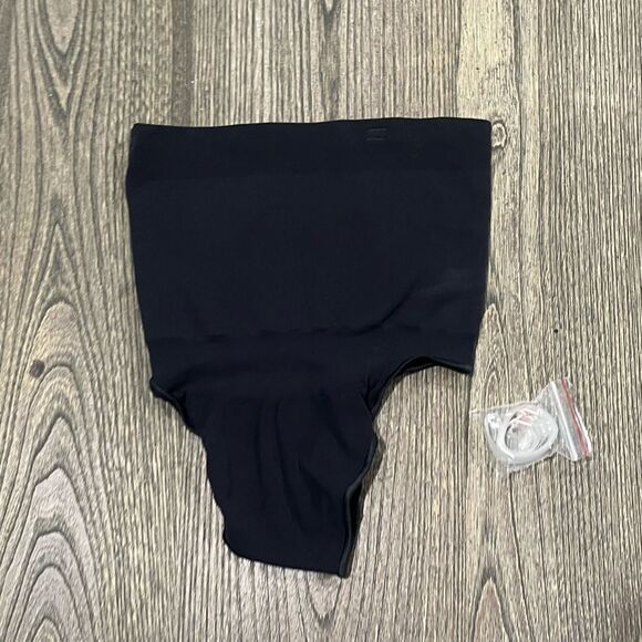 NWOT Skims Seamless Sculpt Mid Waist Thong Brief Shapewear Stretch Onyx Size M - Picture 1 of 4